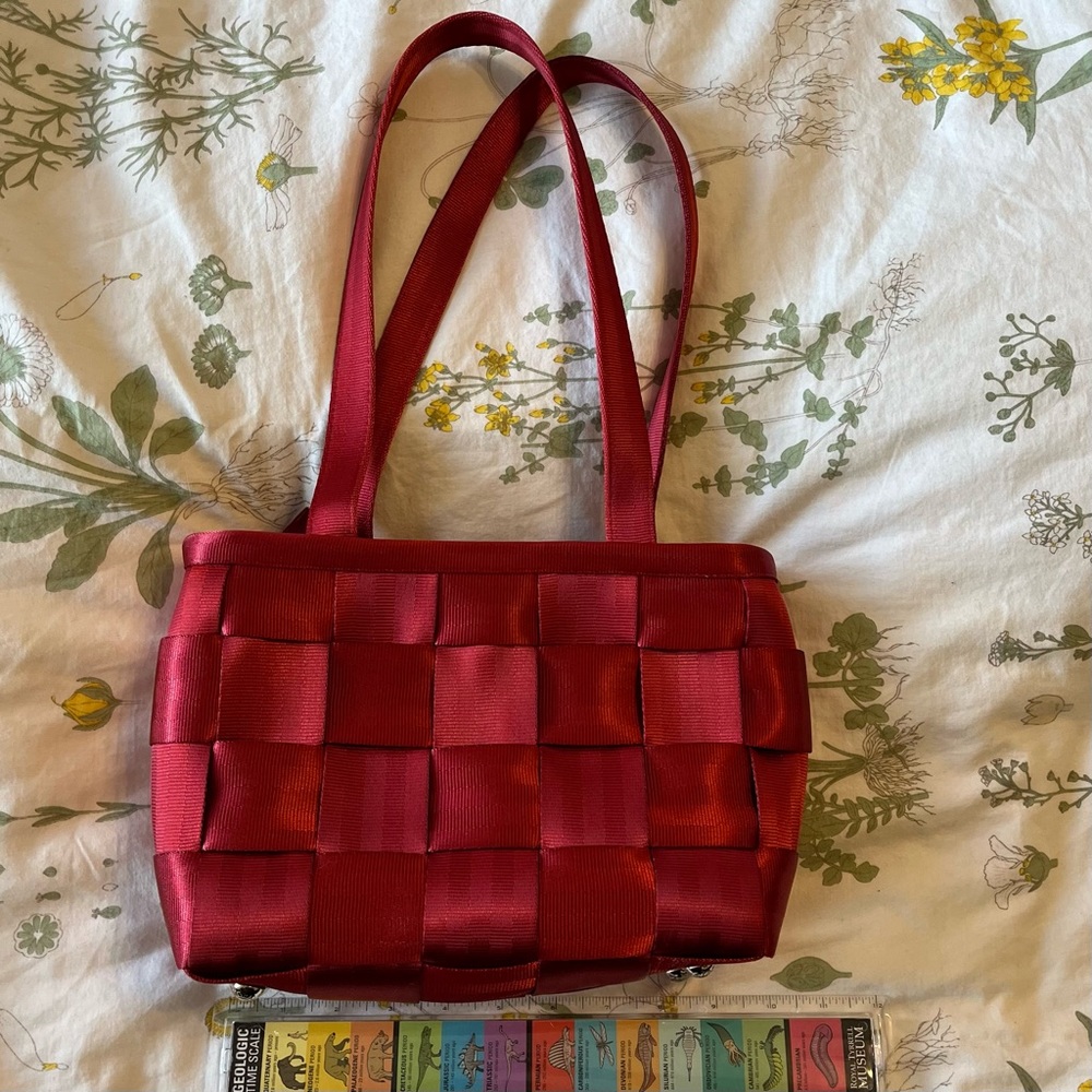 Harvey’s seatbelt bag. Red. Medium tote. Very clean.
